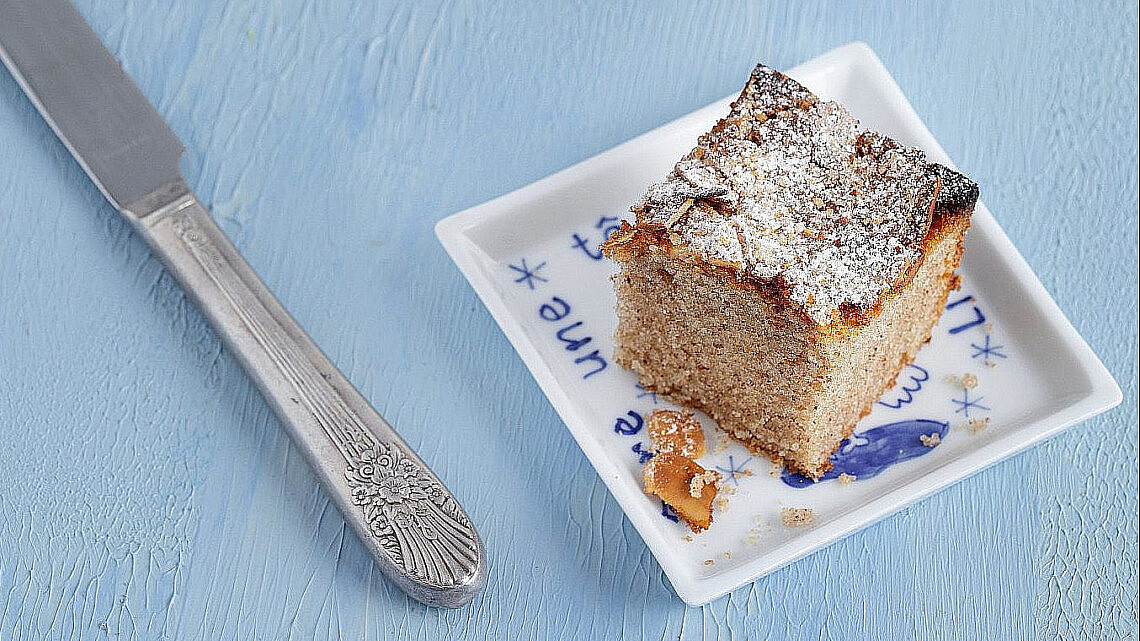 עוגת אפרת - עוגת שקדים, מייפל וקינמון של נטלי לוין, מתוך ספר הבישול "הכי טעים בבית". צילום: טל סיון צפורין
