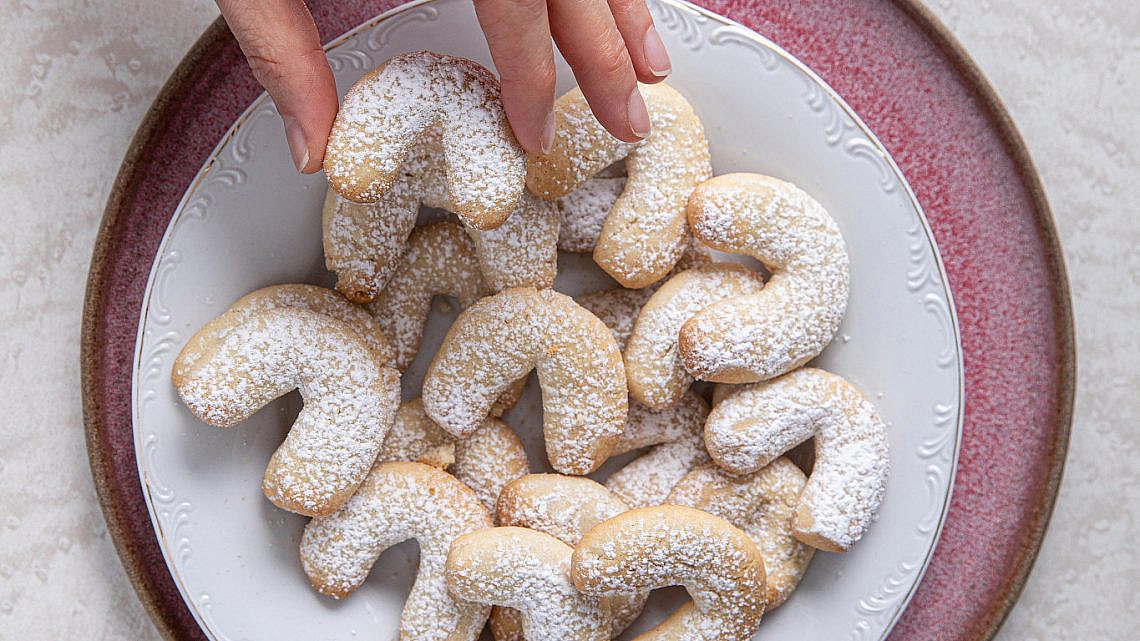 עוגיות שקדים ממכרות של נטלי לוין, מתוך ספר הבישול "הכי טעים בבית". צילום: טל סיון צפורין