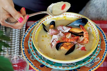 מרק שומר איטלקי עם פירות ים של רועי סופר. צילום: דניאל לילה. סטיילינג: עמית פרבר