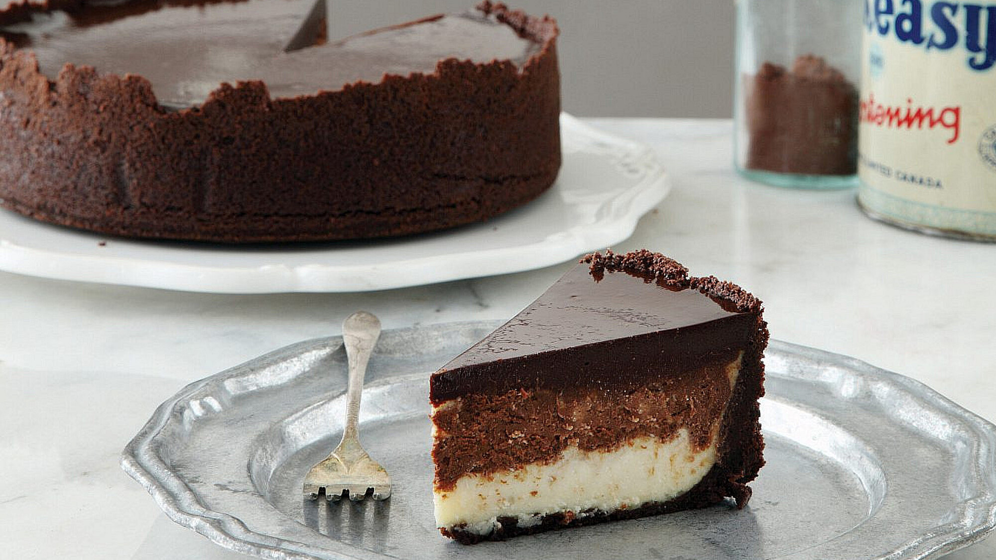 עוגת גבינה שוקולדית בשחור לבן של ענבל אהרון. צילום: דניה ויינר. סטיילינג: דיאנה לינדר