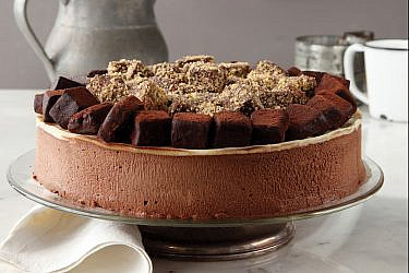 עוגת מוס שוקולד ונוגט עם קישוטי טראפלס של נטלי לוין. צילום: דניה ויינר. סטיילינג: דיאנה לינדר