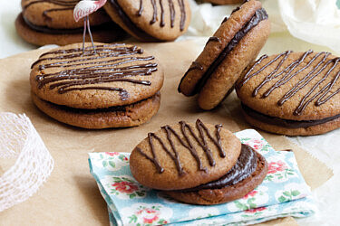 עוגיות חמאת בוטנים במלית שוקולד של חן שוקרון. צילם: דן לב. סטיילינג: דלית רוסו