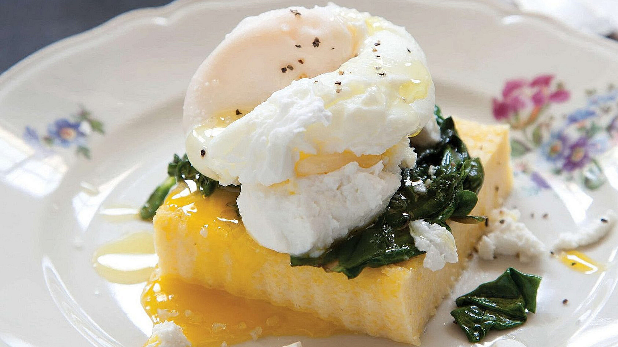פולנטה צרובה עם ביצה עלומה, גבינת ריקוטה ותרד של מיכל מוזס. צילום: דן לב. סטיילינג: אוריה גבע