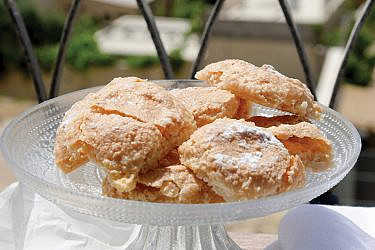 עוגיות אמרטי ממחוז אורסטאנו של מירי גולדנפלד. צילום: אילן נחום. סטיילינג: טליה אסיף