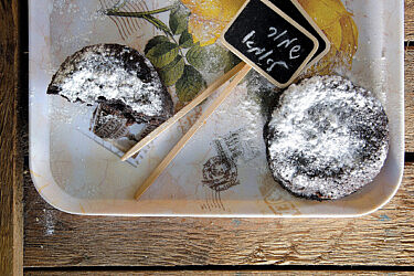 עוגת שוקולד ושזיפים של מירי גולדנפלד. צילום: אילן נחום. סטיילינג: טליה אסיף