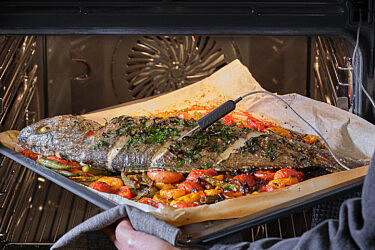 דג שלם בתנור על עגבניות שרי ושעועית ירוקה באריסה של שף אודי ברקן. צילום: אנטולי מיכאלו. סטיילינג: ענת לבל