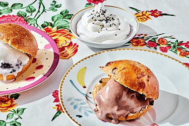 לחמניות בריוש ממולאות גלידה של רותם ליברזון. צילום: אמיר מנחם, כלים ואביזרים Sofi סופי, שוק הפשפשים, יפו