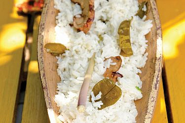 אורז מאודה עם גלנגל ועלי קפיר ליים של מיכל מוזס. סטיילינג: טליה אסיף (צילום: אילן נחום)