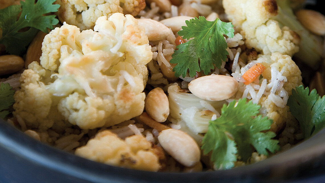 תבשיל אורז וחומוס עם כרובית של מיכל מוזס. סטיילינג: טליה אסיף (צילום: דניאל לילה)