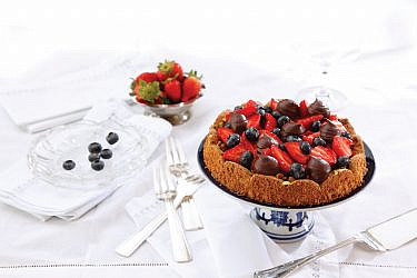 עוגת דקואז פיסטוק עם גנאש ופירות אדומים של איתי אלמוג, Bakery. סטיילינג: דלית רוסו (צילום: דניה ויינר)