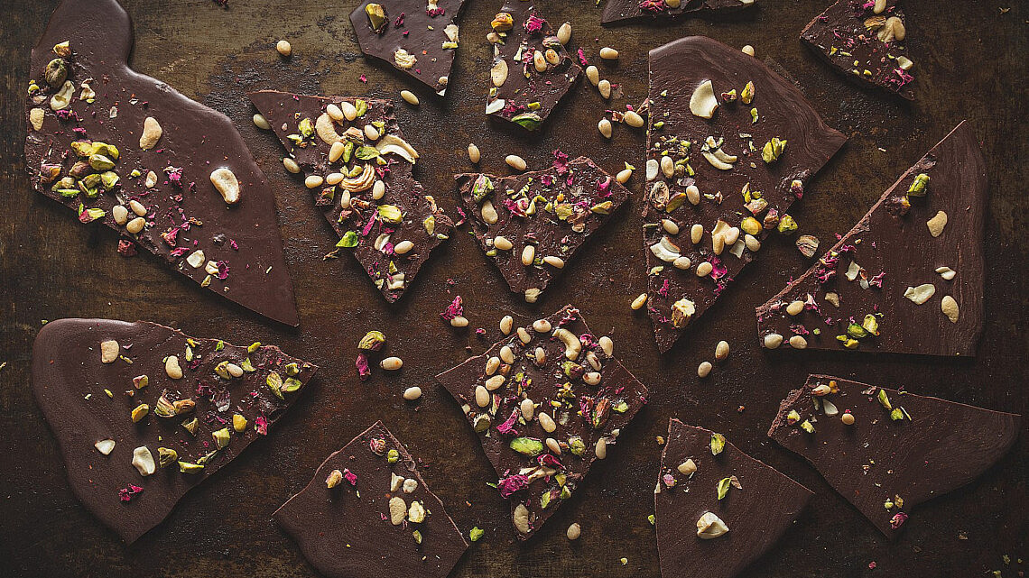 פלאנט בייסד שוקולד של מיכל חביביאן. צילום: שני בריל. סטיילינג: עינב רייכנר