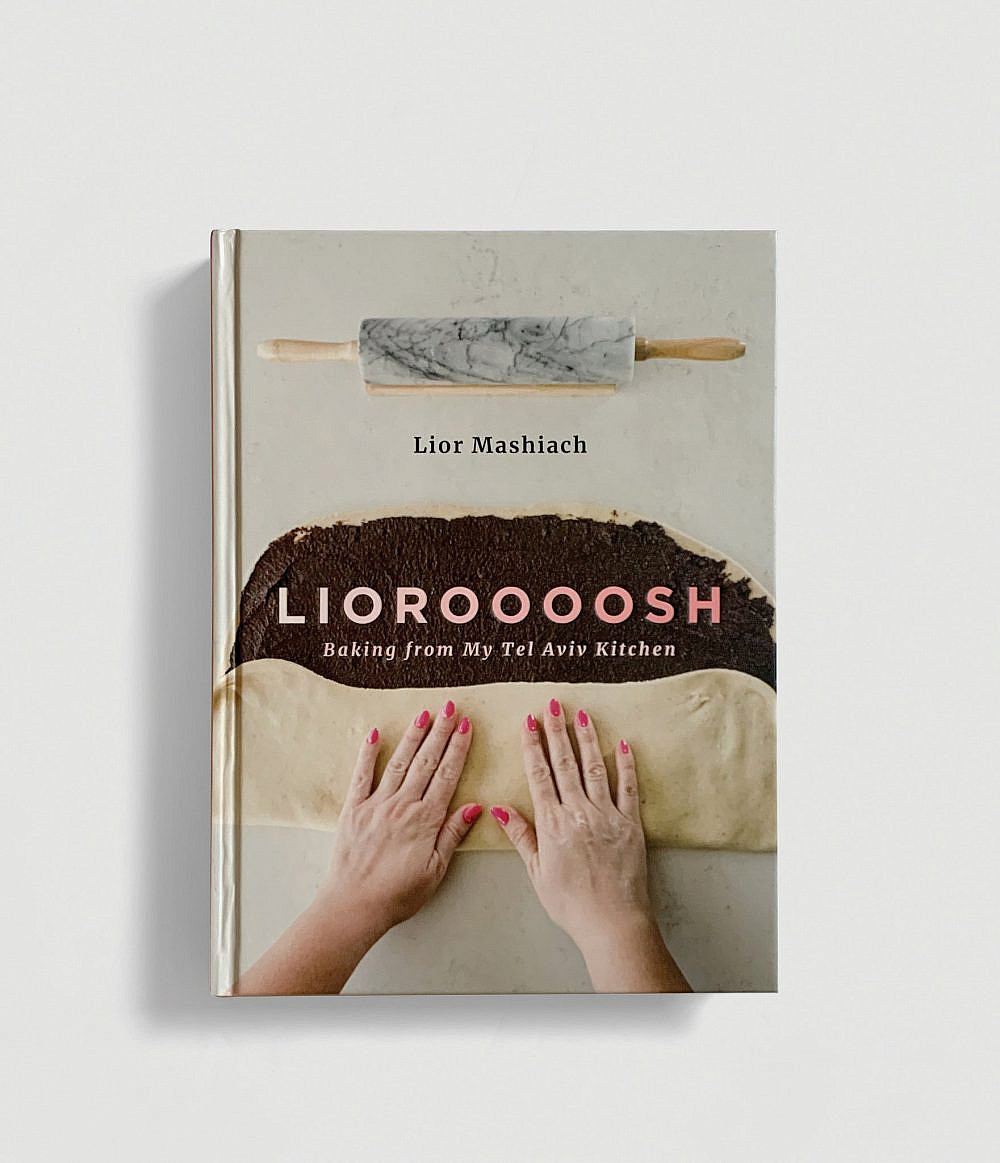 ספרה הראשון של הקונדיטורית ליאור משיח,&quot;Lioroooosh – Baking from My Tel Aviv Kitchen&quot;. צילום: מיכל רביבו