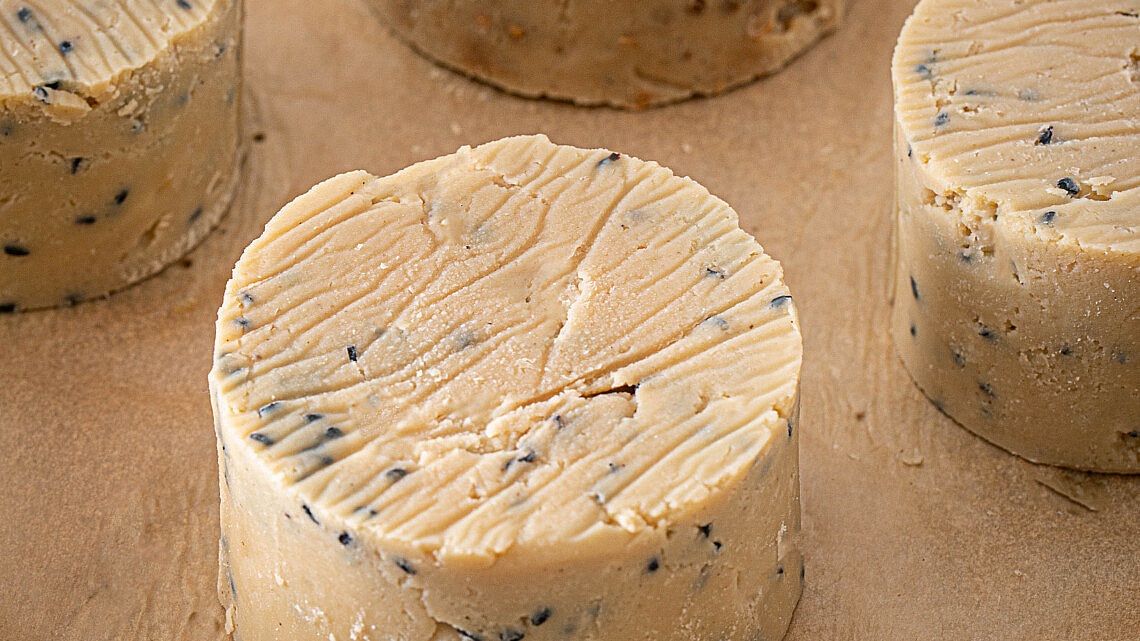 גבינת קשיו קשה של ד"ר אורי מאיר צ'יזיק | צילום: חיים יוסף