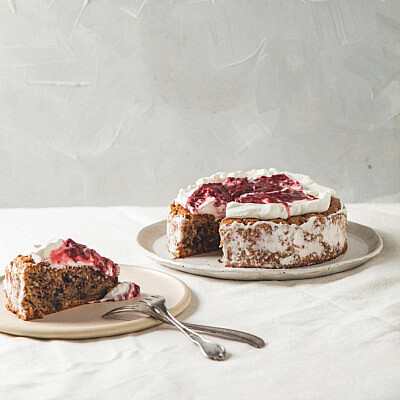 עוגת הפרס של סבתא לאה בגרסה של רינת צדוק. סטיילינג: עינב רייכנר | צילום: שני בריל