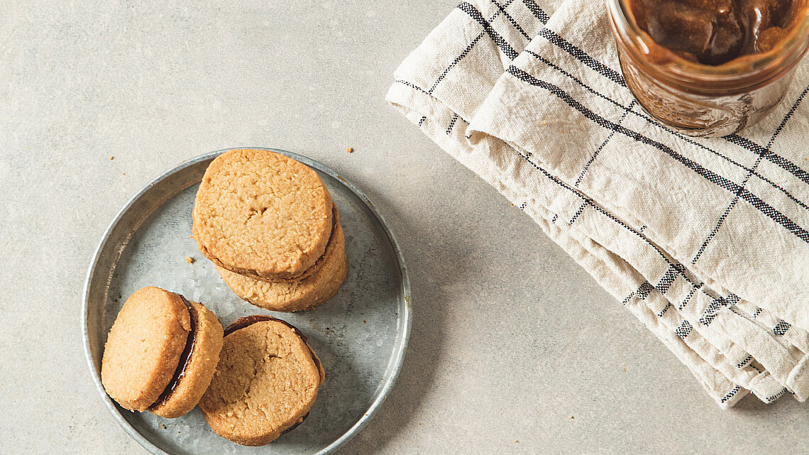 עוגיות סנדוויץ' אגוזי מלך של רינת צדוק. סטיילינג: עינב רייכנר | צילום: שני בריל