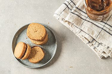 עוגיות סנדוויץ' אגוזי מלך של רינת צדוק. סטיילינג: עינב רייכנר | צילום: שני בריל