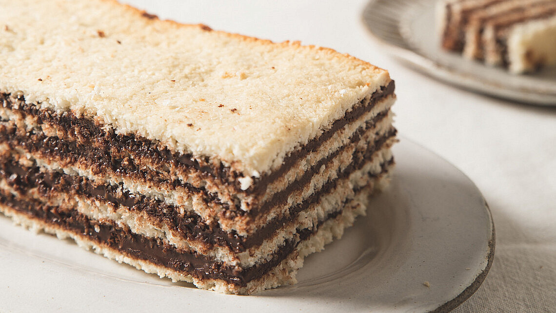 עוגת שכבות של מרנג קוקוס ונוטלה ביתית של רינת צדוק. סטיילינג: עינב רייכנר | צילום: שני בריל