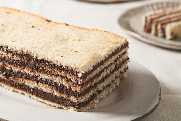 עוגת שכבות של מרנג קוקוס ונוטלה ביתית של רינת צדוק. סטיילינג: עינב רייכנר | צילום: שני בריל