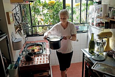 שרי אנסקי במטבח | צילום: אלכס ליבק