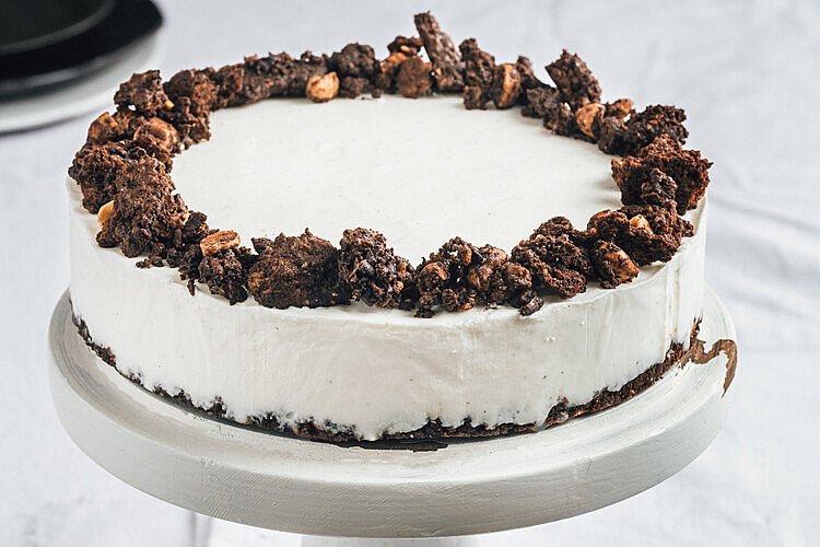 עוגת גבינה פירורים שוקולדית של רינת צדוק | צילום: נועם פריסמן, סטיילינג: ענת לבל, כלים: דניאלה ארד