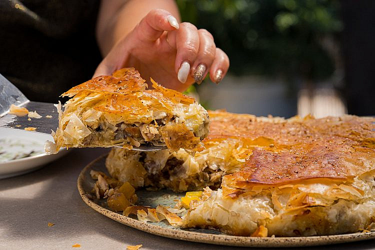 פסטייה עוף ורוטב צ'לי אננס של נועה לוי | צילום: מידן גיל ארוש, אסיסטנטית: ורד שובל