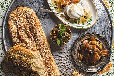 לחם ברברי ומטבלים של שף הלל תווקולי | צילום: שני בריל, סטיילינג: עינב רייכנר