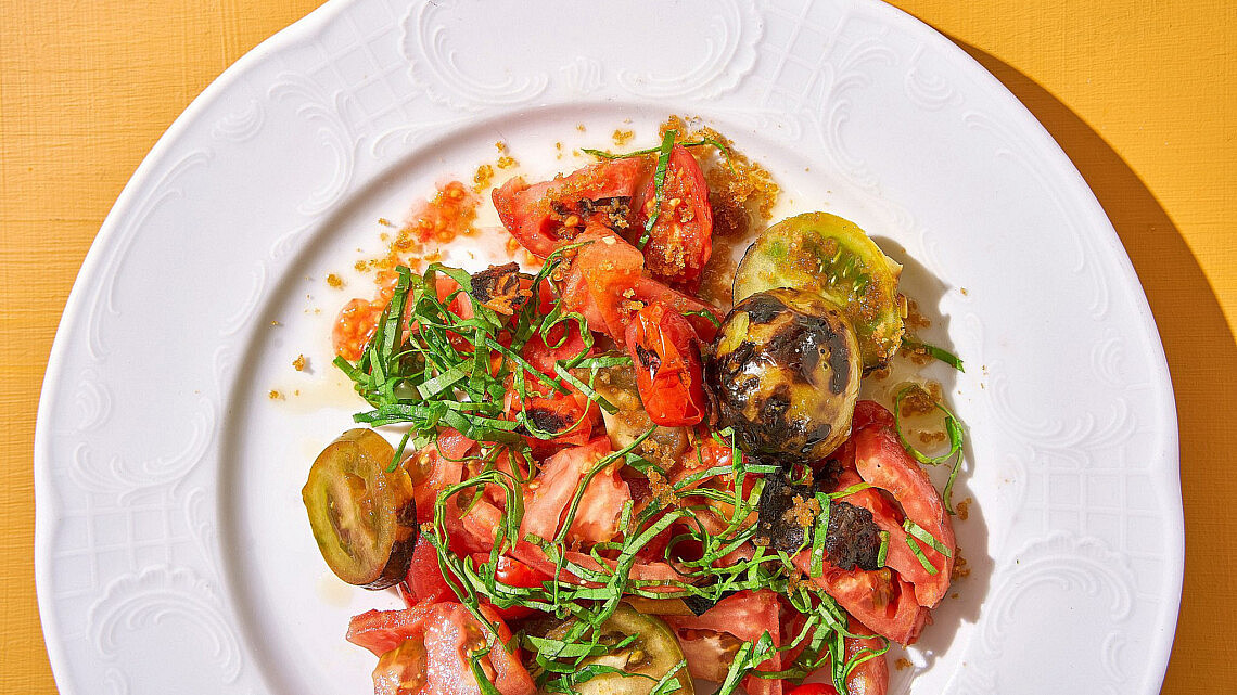 סלט עגבניות קיץ של שפית אבישג לוי | צילום: אנטולי מיכאלו