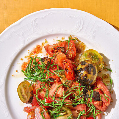 סלט עגבניות קיץ של שפית אבישג לוי | צילום: אנטולי מיכאלו