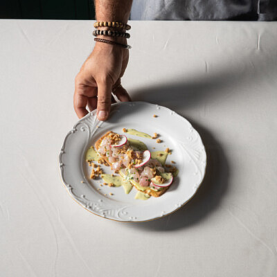 טרטר דג ים על בצק טארט ושטרויזל מלוח של שף אסף גבאי. צילום: נועם פריסמן