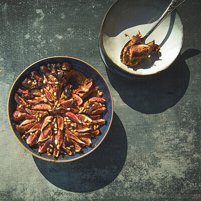 קלפוטי תאנים, טחינה וצנוברים של מיכל חביביאן (צילום:שני בריל)