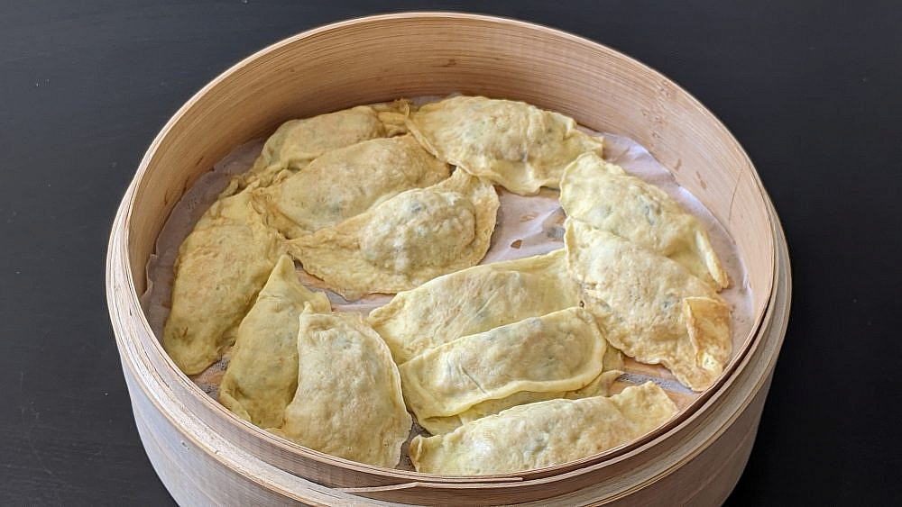 כיסוני ביצים במילוי בשר – Dàn jiǎo של דקלה חיון. צילום: דקלה חיון