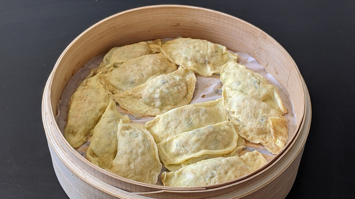כיסוני ביצים במילוי בשר – Dàn jiǎo של דקלה חיון. צילום: דקלה חיון