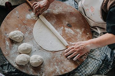 אישה איטלקיה מכינה פסטה. צילום: shutterstock