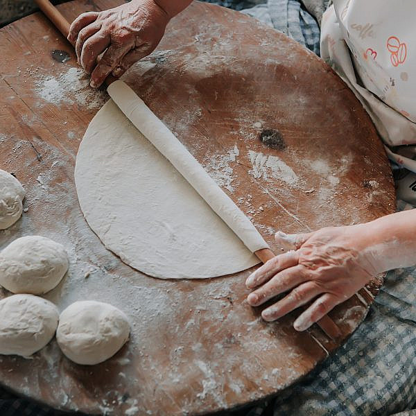 אישה איטלקיה מכינה פסטה. צילום: shutterstock