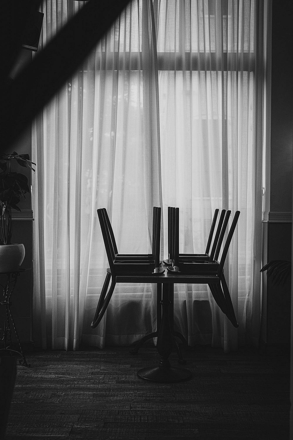 כסאות מורמים מסמלים את המעבר מסרוויס לסרוויס, בלילה שכולם הולכים הם נחים על השולחן, תכף הרצפה תשטף ויתחיל ערב נוסף. צילום: חיים יוסף