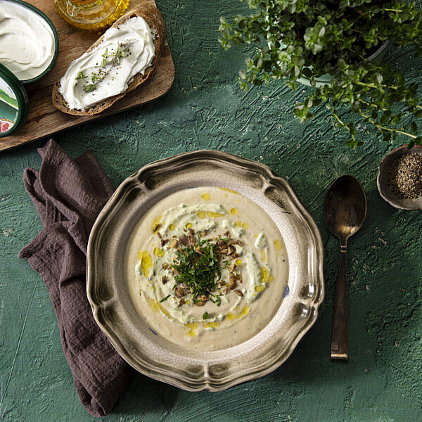 מרק קרם ארטישוק ירושלמי עם גבינת מה עז ופסטו קרמי של מאיה דרין. צילום: דן לב, סטיילינג: נעמה רן