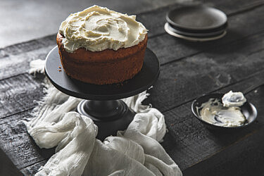 עוגת יוגורט תפוז יוונית של אורלי פלאי ברונשטיין. צילום: שני בריל, סטיילינג: ענת לבל