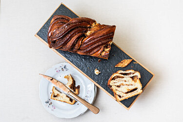 עוגת שמרים קינמון של שף-קונדיטורית גילי מילר. צילום: מיקה גורוביץ