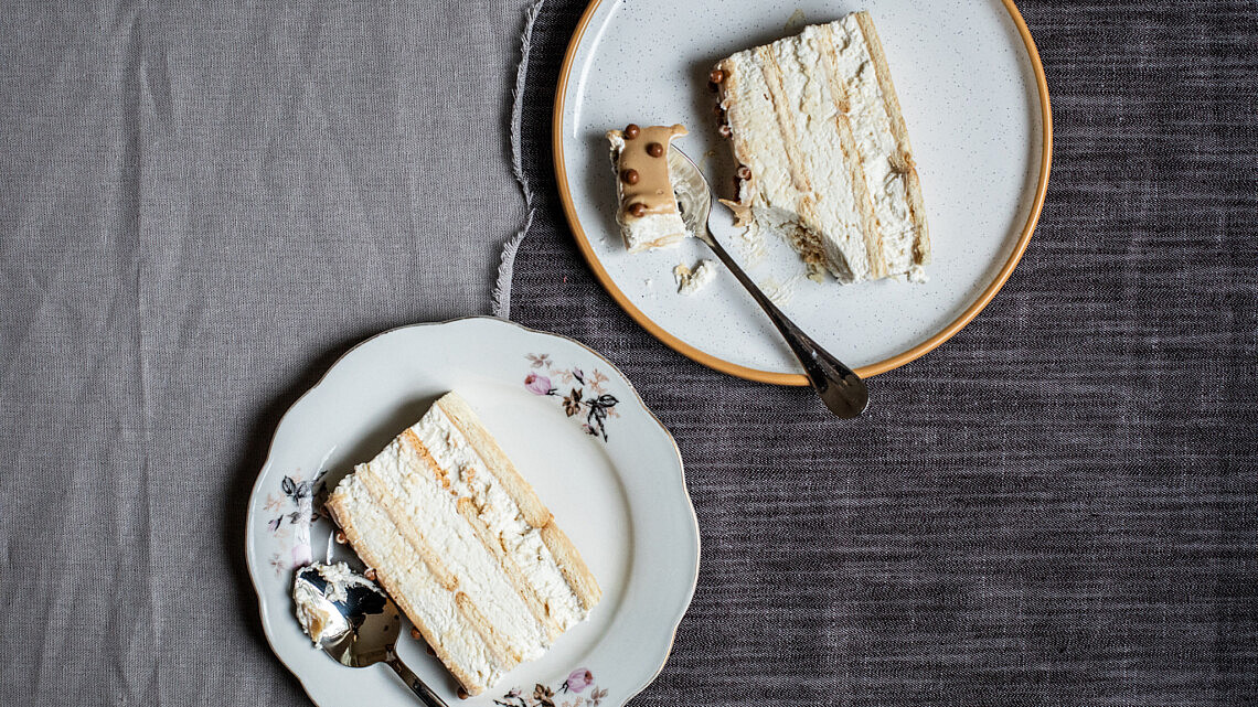 עוגת ביסקוויטים משודרגת של שף-קונדיטורית שרון סיבוני | צילום: מיקה גורוביץ, סגנון: מרב סריג