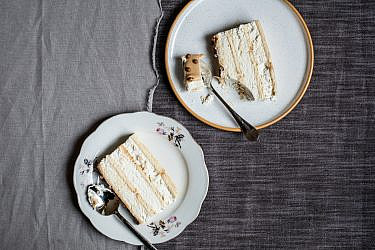 עוגת ביסקוויטים משודרגת של שף-קונדיטורית שרון סיבוני | צילום: מיקה גורוביץ, סגנון: מרב סריג