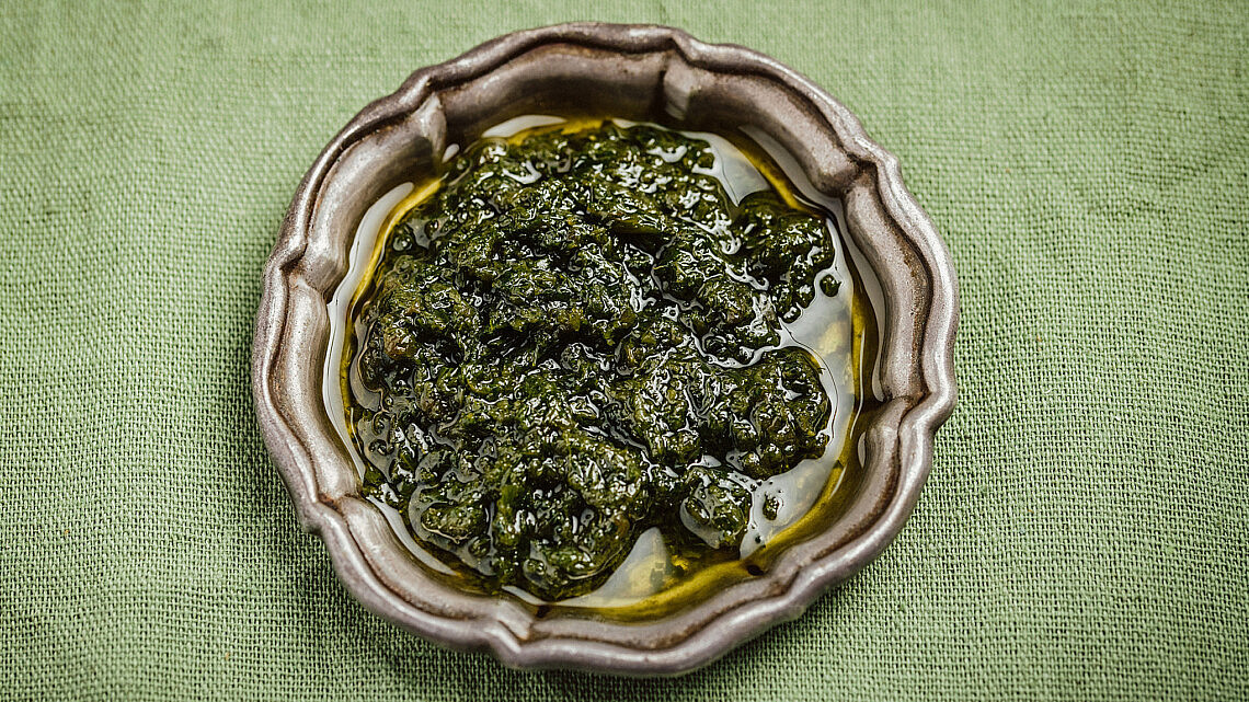 סחוג ירוק של שף אורן אסידו. צילום: נועם פריסמן, סטיילינג: עינב רייכנר