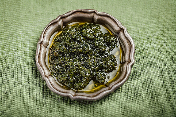 סחוג ירוק של שף אורן אסידו. צילום: נועם פריסמן, סטיילינג: עינב רייכנר