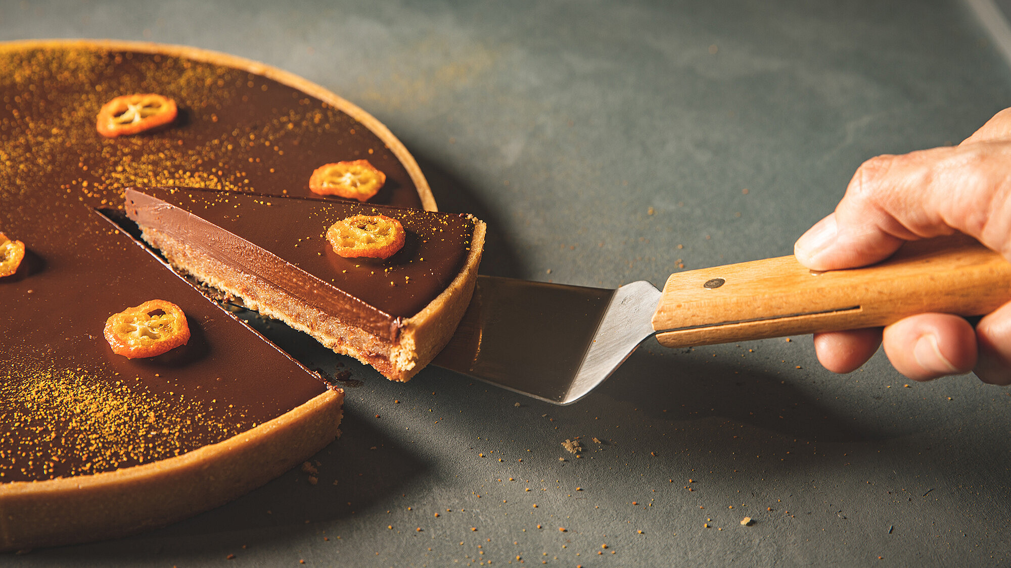 טארט מרציפן, תפוז ושוקולד של השף-קונדיטורית מאי ישורון | צילום: שני בריל, סטיילינג: עינב רייכנר