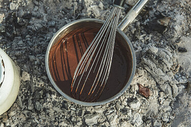 הקבינה. גנאש שוקולד קפה והל של שפים אמרי בריל, זיו מנשה ורן שביט | צילום: שני בריל