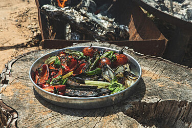 הקבינה. ירקות חרוכים בגריל של אמרי בריל, זיו מנשה ורן שביט | צילום: שני בריל