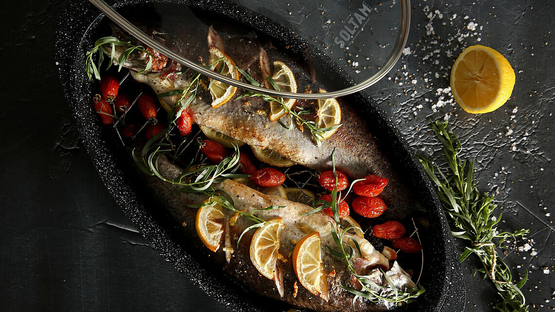 דגים שלמים בתערובת לימון, שום וזעתר צלויים עם עגבניות שרי. צילום וסטיילינג: לירון אלמוג