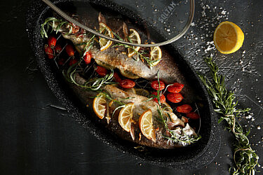 דגים שלמים בתערובת לימון, שום וזעתר צלויים עם עגבניות שרי. צילום וסטיילינג: לירון אלמוג