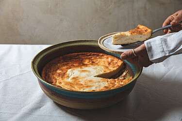עוגת גבינה בקדירה של מיכל חביביאן | צילום: שני בריל; כלים: הגר הירש, קדרית