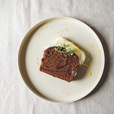 עוגת דבש ושוקולד לבן מוקצף בחושה של קונדיטור מורן גיל | צילום: שני בריל, סגנון: מרב סריג