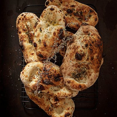 פוקאצ'ה שמנמנה, מתוך "ספר הטאבון". צילום: חיים יוסף, סטיילינג: אוריה גבע, עריכה: מרב סריג, עיצוב ספר: סטודיו קרן וגולן